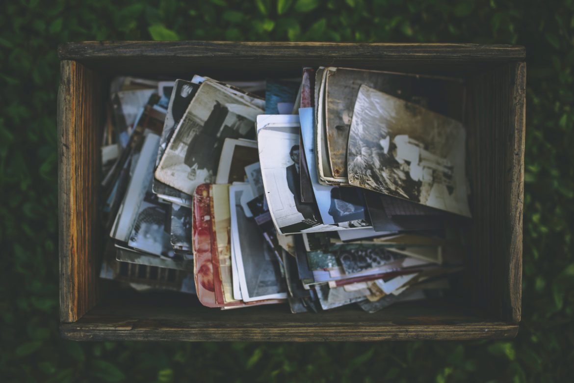 Pudełko drewniane na zdjęcia – nietuzinkowa forma przechowywania wspomnień